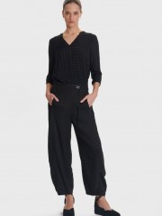 Μαύρο ψηλόμεσο slouchy-fit παντελόνι σε χαλαρή γραμμή με λάστιχο πίσω στη μέση κάθετες  μπροστινές τσέπες και αποσπώμενο λεπτό κορδόνι Ale 