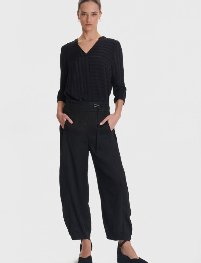 Μαύρο ψηλόμεσο slouchy-fit παντελόνι σε χαλαρή γραμμή με λάστιχο πίσω στη μέση κάθετες  μπροστινές τσέπες και αποσπώμενο λεπτό κορδόνι Ale 