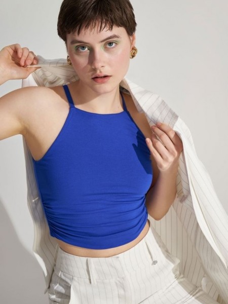 Μπλε ρουά  αμάνικο cropped top με πατρούς ώμους και μικρές σούρες στο πλάι Ale