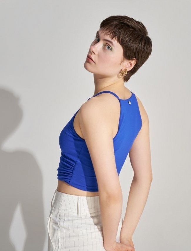 Μπλε ρουά  αμάνικο cropped top με πατρούς ώμους και μικρές σούρες στο πλάι Ale