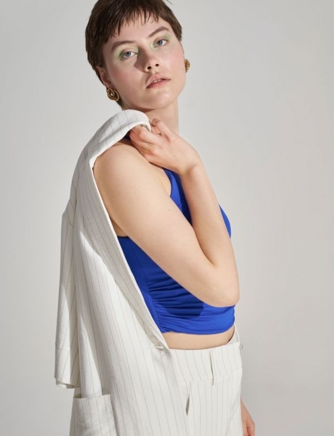 Μπλε ρουά  αμάνικο cropped top με πατρούς ώμους και μικρές σούρες στο πλάι Ale