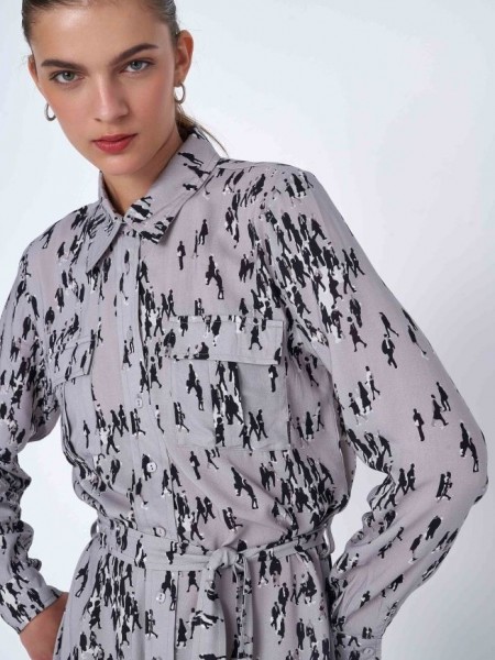 Εμπριμέ γκρι με τύπωμα  '"ανθρωπάκια " maxi shirt-look φόρεμα με πέτο γιακά, μπροστινά τσεπάκια, αποσπώμενο ζωνάκι στην μέση και μικρά πλαϊνά ανοίγματα στο στρογγυλεμένο τελείωμα Ale 