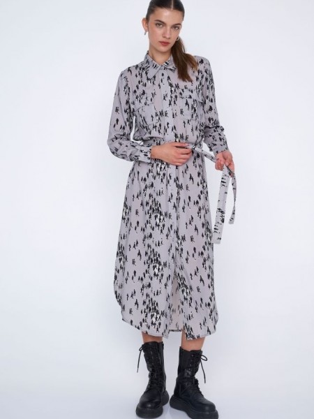 Εμπριμέ γκρι με τύπωμα  '"ανθρωπάκια " maxi shirt-look φόρεμα με πέτο γιακά, μπροστινά τσεπάκια, αποσπώμενο ζωνάκι στην μέση και μικρά πλαϊνά ανοίγματα στο στρογγυλεμένο τελείωμα Ale 