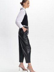 Μαύρο ψηλόμεσο faux-leather slouchy fit παντελόνι με μπροστινές πιέτες, πλαϊνές τσέπες και τετράγωνες τσέπες πίσω Ale