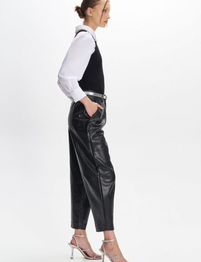 Μαύρο ψηλόμεσο faux-leather slouchy fit παντελόνι με μπροστινές πιέτες, πλαϊνές τσέπες και τετράγωνες τσέπες πίσω Ale