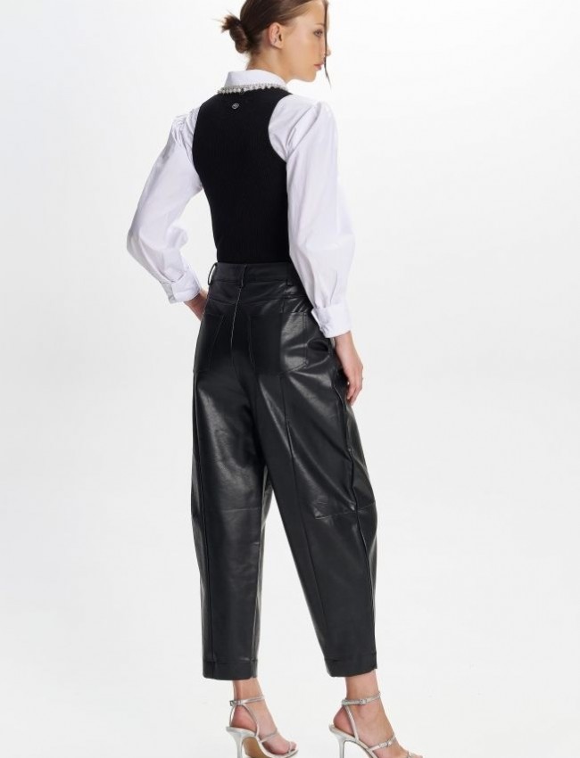 Μαύρο ψηλόμεσο faux-leather slouchy fit παντελόνι με μπροστινές πιέτες, πλαϊνές τσέπες και τετράγωνες τσέπες πίσω Ale