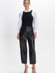 Μαύρο ψηλόμεσο faux-leather slouchy fit παντελόνι με μπροστινές πιέτες, πλαϊνές τσέπες και τετράγωνες τσέπες πίσω Ale