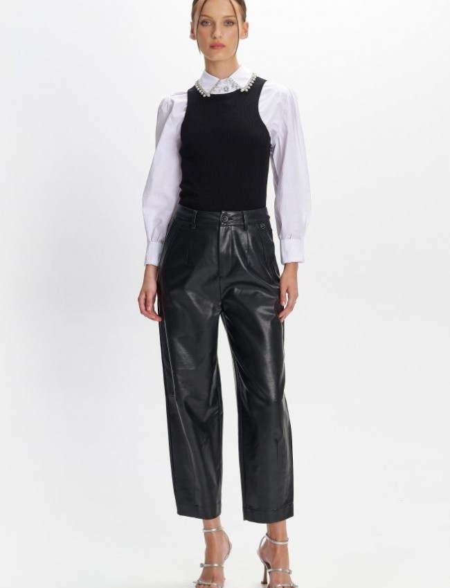 Μαύρο ψηλόμεσο faux-leather slouchy fit παντελόνι με μπροστινές πιέτες, πλαϊνές τσέπες και τετράγωνες τσέπες πίσω Ale