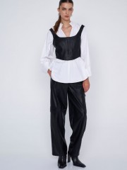 Μαύρο faux leather εφαρμοστό cropped μπούστο με λεπτές τιράντες, μύτη-τελείωμα στο μπροστινό μέρος και κλείσιμο με φερμουάρ πίσω Ale