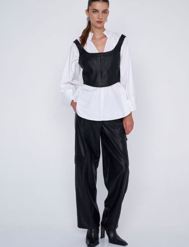 Μαύρο faux leather εφαρμοστό cropped μπούστο με λεπτές τιράντες, μύτη-τελείωμα στο μπροστινό μέρος και κλείσιμο με φερμουάρ πίσω Ale