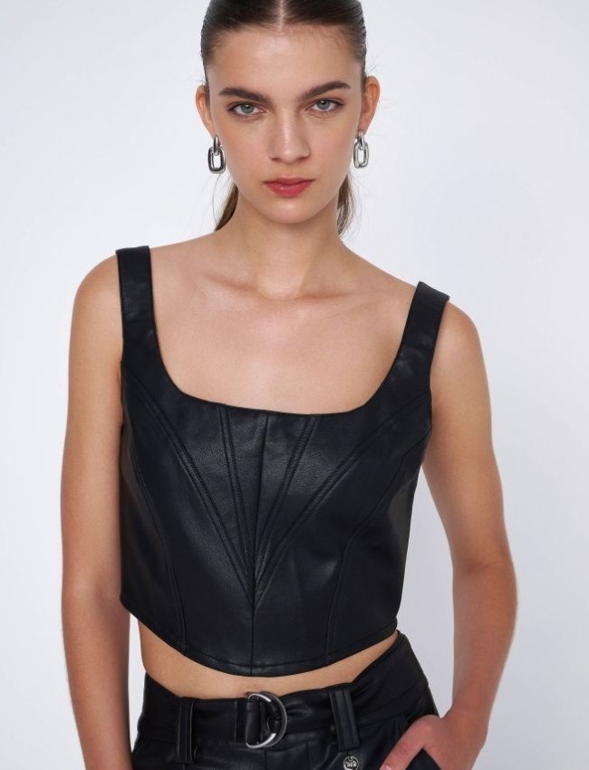 Μαύρο faux leather εφαρμοστό cropped μπούστο με λεπτές τιράντες, μύτη-τελείωμα στο μπροστινό μέρος και κλείσιμο με φερμουάρ πίσω Ale