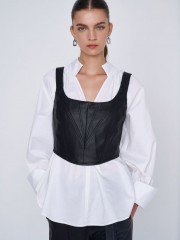 Μαύρο faux leather εφαρμοστό cropped μπούστο με λεπτές τιράντες, μύτη-τελείωμα στο μπροστινό μέρος και κλείσιμο με φερμουάρ πίσω Ale
