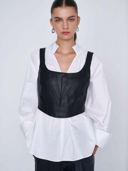 Μαύρο faux leather εφαρμοστό cropped μπούστο με λεπτές τιράντες, μύτη-τελείωμα στο μπροστινό μέρος και κλείσιμο με φερμουάρ πίσω Ale