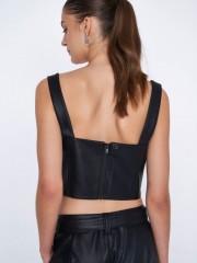 Μαύρο faux leather εφαρμοστό cropped μπούστο με λεπτές τιράντες, μύτη-τελείωμα στο μπροστινό μέρος και κλείσιμο με φερμουάρ πίσω Ale