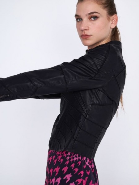 Μαύρο faux-leather jacket σε μεσάτη γραμμή με ιδιαίτερα γαζιά με τούλι ενδιάμεσα Ale