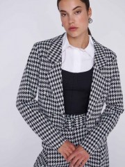 Pie de pull ασπρόμαυρο κοντό σακάκι σε μεσάτη γραμμή, κλείσιμο με διπλό κουμπί, πατιλέτες μπροστά και μύτες στο μπροστινό τελείωμα Ale