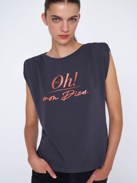 Γκρι βαμβακερό αμάνικο t-shirt με στρογγυλή λαιμόκοψη, βάτες στους ώμους και πορτοκαλί τύπωμα μπροστά <<Oh mon dieu>> Ale