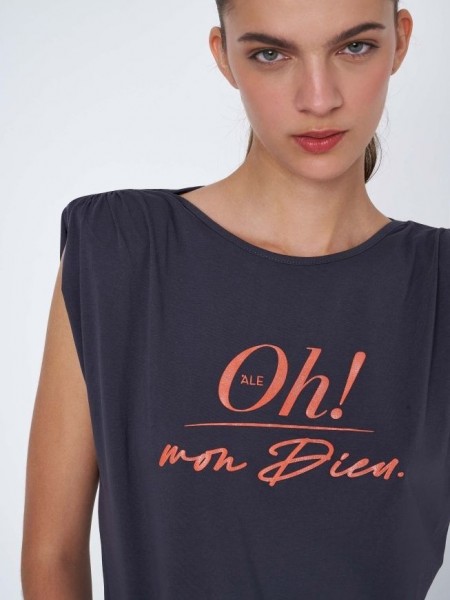 Γκρι βαμβακερό αμάνικο t-shirt με στρογγυλή λαιμόκοψη, βάτες στους ώμους και πορτοκαλί τύπωμα μπροστά <<Oh mon dieu>> Ale