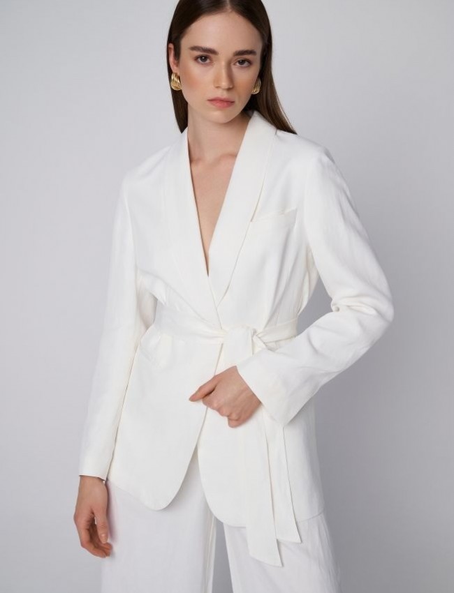 Λευκό oversized μακρύ μονόκουμπο σακάκι σε ίσια γραμμή, με μπροστινές τσέπες πατιλέτες και αποσπώμενη υφασμάτινη ζώνη Αle 