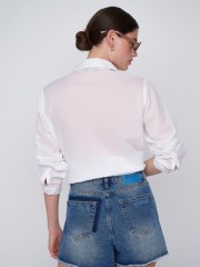 Blue jean ψηλόμεσο σορτσάκι με μικρές φθορές, μικρά σκισίματα και κλείσιμο με κρυφό φερμουάρ και κουμπί Ale 