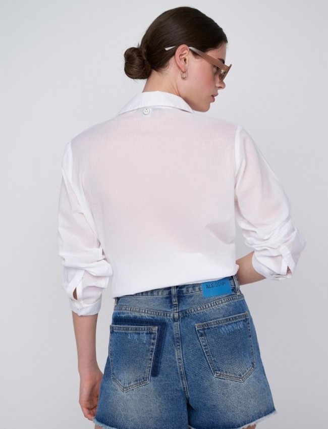 Blue jean ψηλόμεσο σορτσάκι με μικρές φθορές, μικρά σκισίματα και κλείσιμο με κρυφό φερμουάρ και κουμπί Ale 