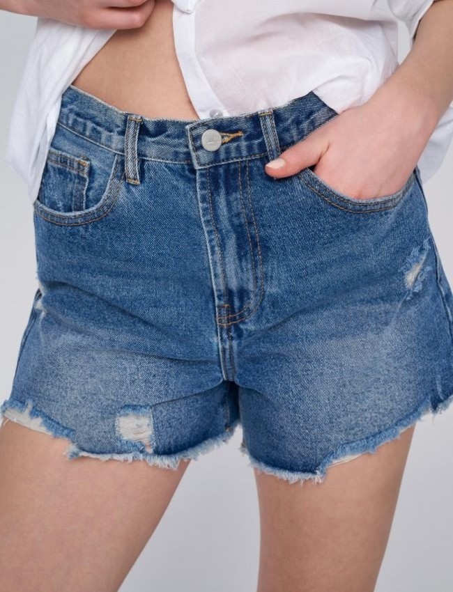 Blue jean ψηλόμεσο σορτσάκι με μικρές φθορές, μικρά σκισίματα και κλείσιμο με κρυφό φερμουάρ και κουμπί Ale 