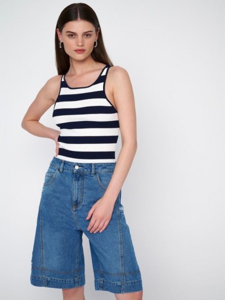 Blue Jean ψηλόμεση βερμούδα σε σταθερό ύφασμα, χαλαρή γραμμή, με μικρά ξέφτια και μπροστινές τσέπες Ale