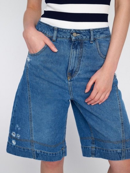 Blue Jean ψηλόμεση βερμούδα σε σταθερό ύφασμα, χαλαρή γραμμή, με μικρά ξέφτια και μπροστινές τσέπες Ale