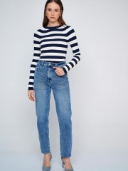 Blue jean ψηλόμεσο παντελόνι σε mom's fit γραμμή, με τετράγωνες τσέπες πίσω , ελαφρύ ξέβαμμα και κλείσιμο με μπροστινό φερμουάρ και κουμπί Ale
