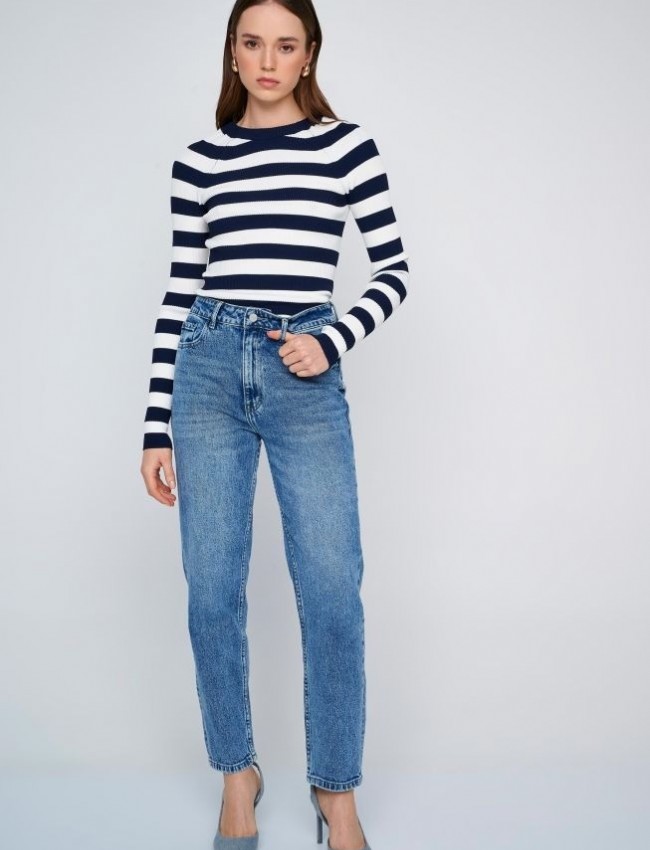 Blue jean ψηλόμεσο παντελόνι σε mom's fit γραμμή, με τετράγωνες τσέπες πίσω , ελαφρύ ξέβαμμα και κλείσιμο με μπροστινό φερμουάρ και κουμπί Ale