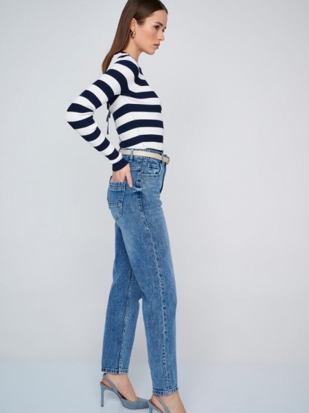 Blue jean ψηλόμεσο παντελόνι σε mom's fit γραμμή, με τετράγωνες τσέπες πίσω , ελαφρύ ξέβαμμα και κλείσιμο με μπροστινό φερμουάρ και κουμπί Ale