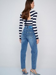 Blue jean ψηλόμεσο παντελόνι σε mom's fit γραμμή, με τετράγωνες τσέπες πίσω , ελαφρύ ξέβαμμα και κλείσιμο με μπροστινό φερμουάρ και κουμπί Ale