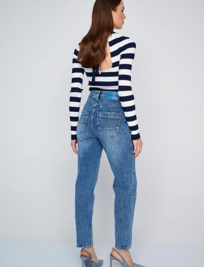 Blue jean ψηλόμεσο παντελόνι σε mom's fit γραμμή, με τετράγωνες τσέπες πίσω , ελαφρύ ξέβαμμα και κλείσιμο με μπροστινό φερμουάρ και κουμπί Ale