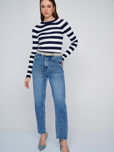 Blue jean ψηλόμεσο παντελόνι σε mom's fit γραμμή, με τετράγωνες τσέπες πίσω , ελαφρύ ξέβαμμα και κλείσιμο με μπροστινό φερμουάρ και κουμπί Ale