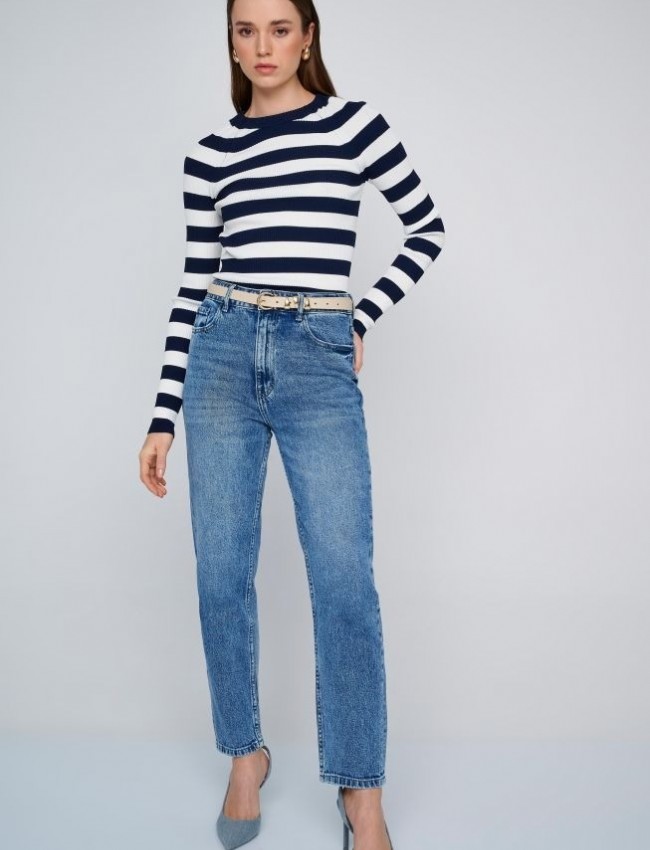 Blue jean ψηλόμεσο παντελόνι σε mom's fit γραμμή, με τετράγωνες τσέπες πίσω , ελαφρύ ξέβαμμα και κλείσιμο με μπροστινό φερμουάρ και κουμπί Ale