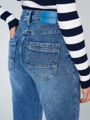 Blue jean ψηλόμεσο παντελόνι σε mom's fit γραμμή, με τετράγωνες τσέπες πίσω , ελαφρύ ξέβαμμα και κλείσιμο με μπροστινό φερμουάρ και κουμπί Ale