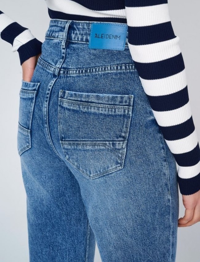Blue jean ψηλόμεσο παντελόνι σε mom's fit γραμμή, με τετράγωνες τσέπες πίσω , ελαφρύ ξέβαμμα και κλείσιμο με μπροστινό φερμουάρ και κουμπί Ale