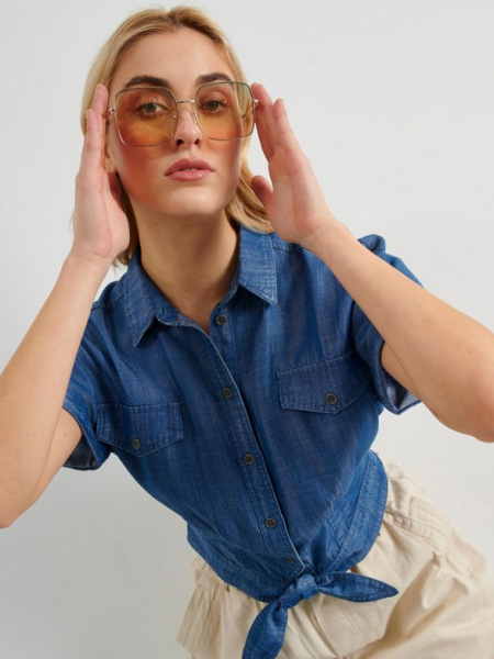 Blue jean tencel cropped πουκάμισο με ψεύτικες μπροστινές τσέπες, δέσιμο με φιόγκο και λάστιχο πίσω στη μέση Attrattivo