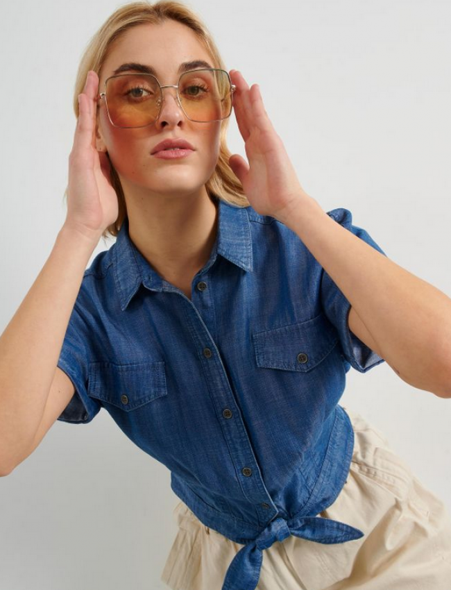 Blue jean tencel cropped πουκάμισο με ψεύτικες μπροστινές τσέπες, δέσιμο με φιόγκο και λάστιχο πίσω στη μέση Attrattivo