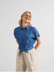 Blue jean tencel cropped πουκάμισο με ψεύτικες μπροστινές τσέπες, δέσιμο με φιόγκο και λάστιχο πίσω στη μέση Attrattivo