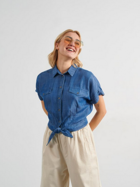 Blue jean tencel cropped πουκάμισο με ψεύτικες μπροστινές τσέπες, δέσιμο με φιόγκο και λάστιχο πίσω στη μέση Attrattivo