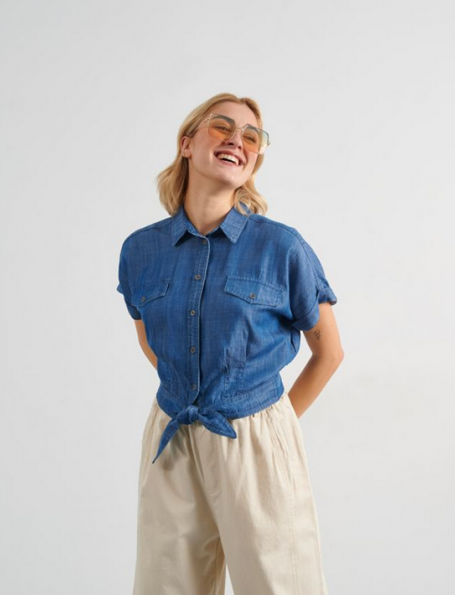 Blue jean tencel cropped πουκάμισο με ψεύτικες μπροστινές τσέπες, δέσιμο με φιόγκο και λάστιχο πίσω στη μέση Attrattivo