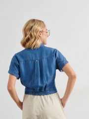 Blue jean tencel cropped πουκάμισο με ψεύτικες μπροστινές τσέπες, δέσιμο με φιόγκο και λάστιχο πίσω στη μέση Attrattivo