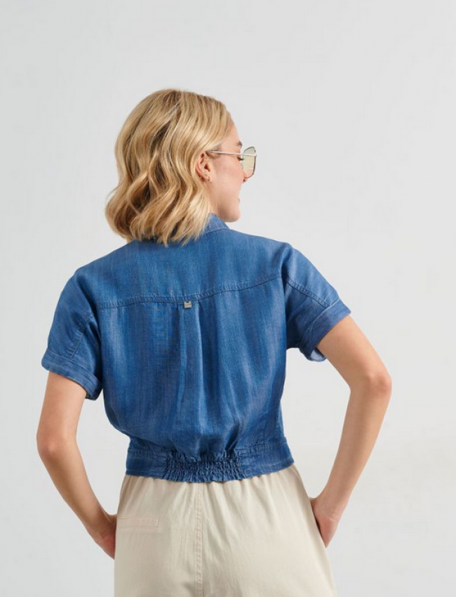 Blue jean tencel cropped πουκάμισο με ψεύτικες μπροστινές τσέπες, δέσιμο με φιόγκο και λάστιχο πίσω στη μέση Attrattivo