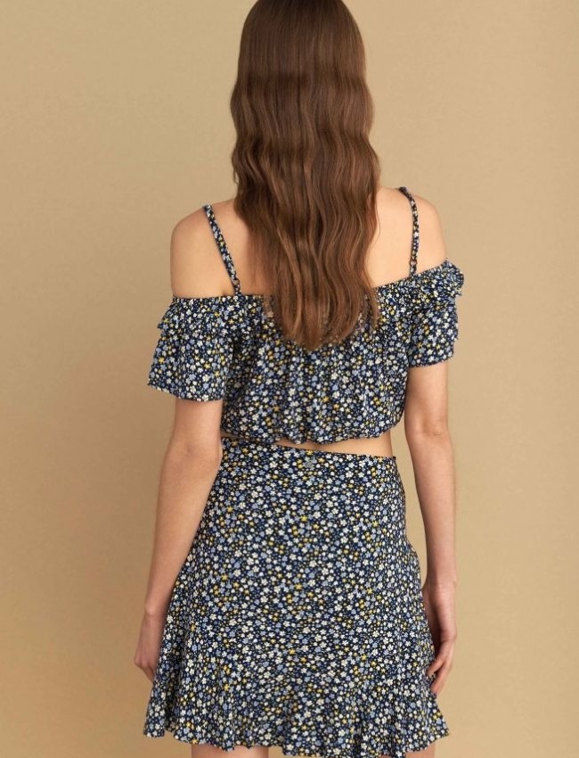 Floral printed μπλε ψηλόμεση κοντή φούστα, σε ελαφρώς κλος γραμμή, κλείσιμο με φερμουάρ στο πλάι και μη αποσπώμενη ζώνη Attrattivo 