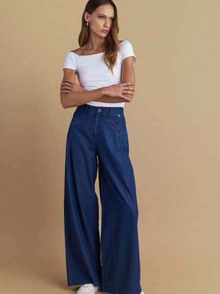 Blue jean tencel παντελόνα με χαμηλό πιετάκι, μπροστινές στρογγυλεμένες τσέπες και καπακωτές πίσω Attrattivo