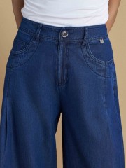 Blue jean tencel παντελόνα με χαμηλό πιετάκι, μπροστινές στρογγυλεμένες τσέπες και καπακωτές πίσω Attrattivo
