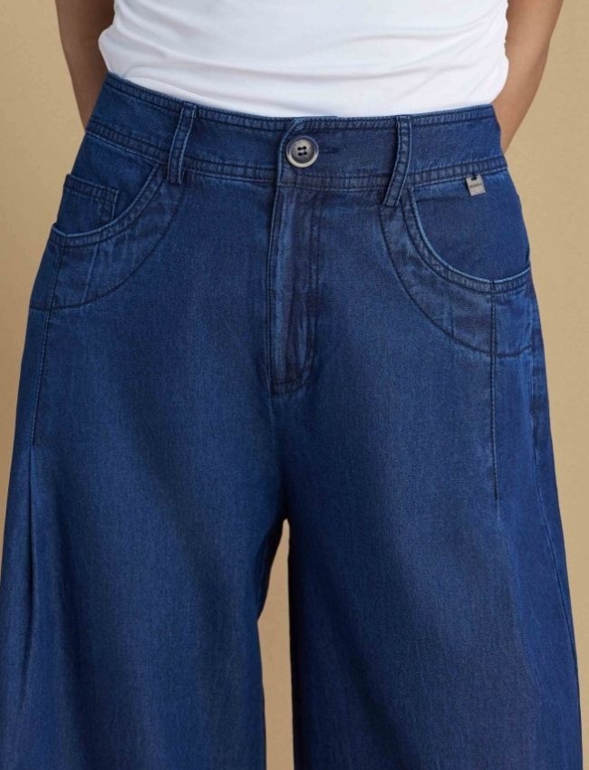 Blue jean tencel παντελόνα με χαμηλό πιετάκι, μπροστινές στρογγυλεμένες τσέπες και καπακωτές πίσω Attrattivo