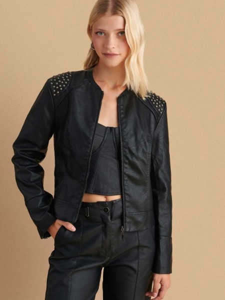 Μαύρο faux leather jacket σε μεσάτη γραμμή, στρογγυλή λαιμόκοψη, διακοσμητικά τρουκ στους ώμους και πλάγια τσεπάκια Attrattivo 
