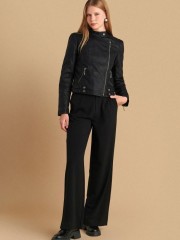 Μαύρο faux -leather jacket σε  εφαρμοστή γραμμή, Κλείσιμο με φερμουάρ ελαφρώς πλάγια, μπροστινές τσέπες και αποσπώμενα ζωνάκια στην μέση με τρουκς Attrattivo
